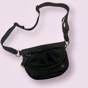 Lululemon crossbody bag in new condition! Black with gold hardware.